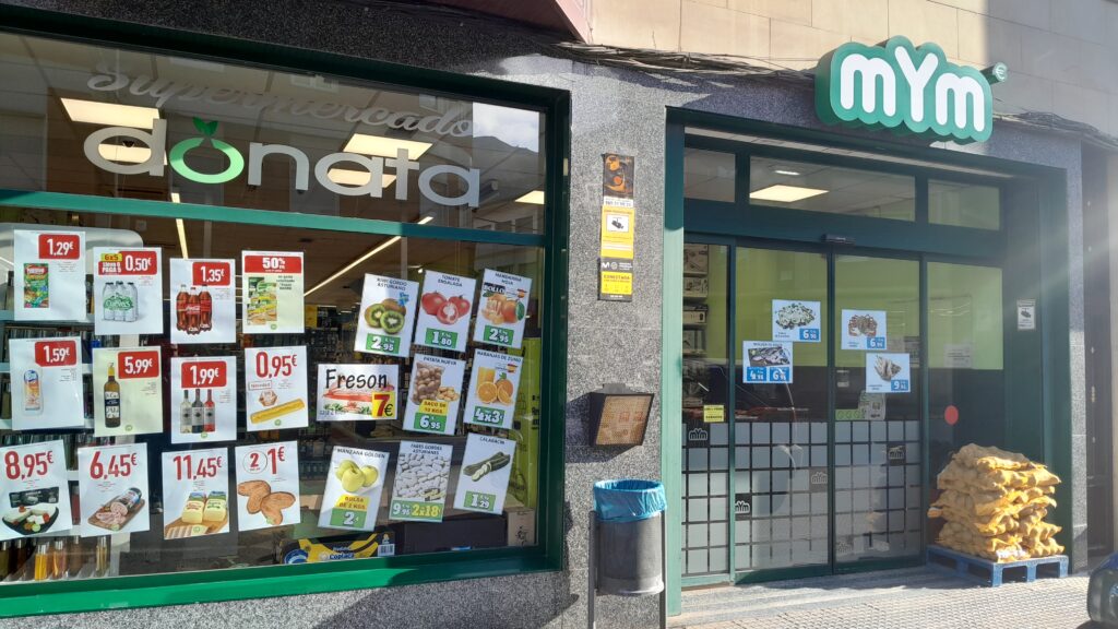 Fachada supermercado MYM Donata