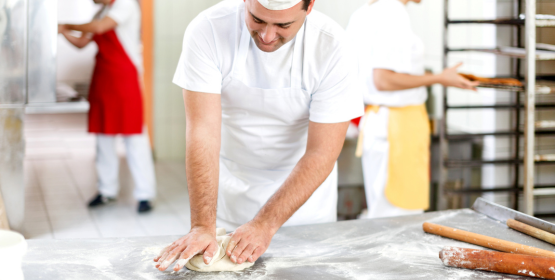 Trabajador realizando pan artesano en un obrador